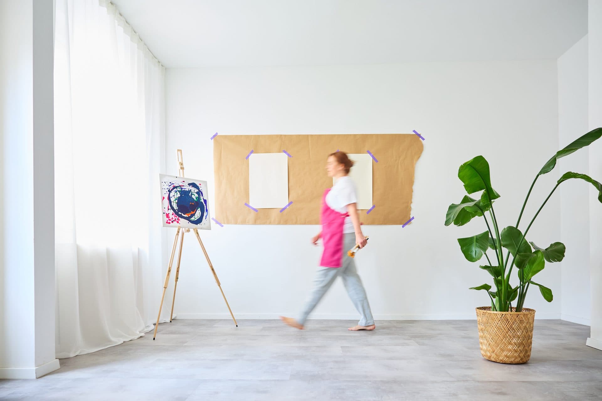 Anne geht durch ihr Atelier