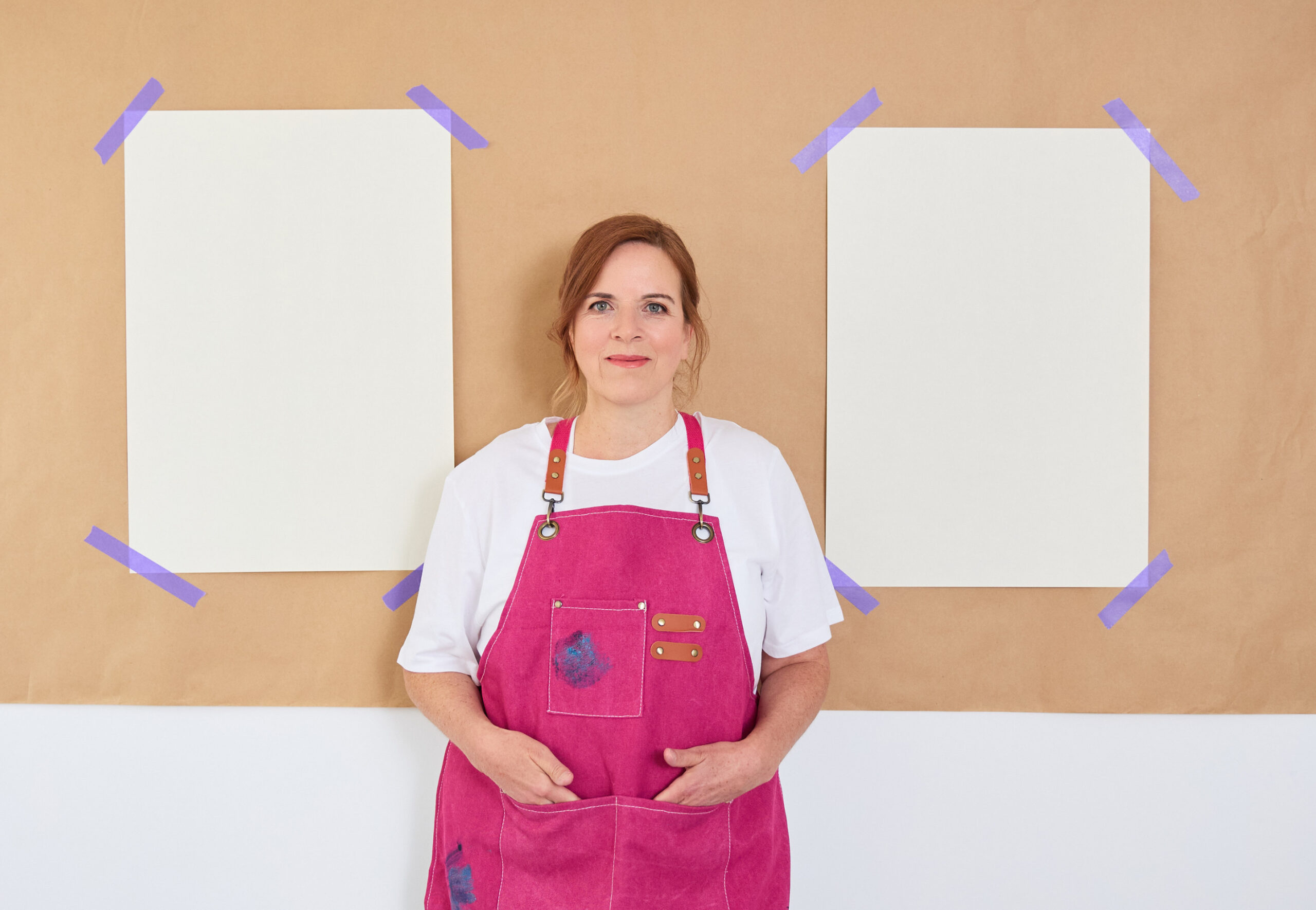 Anne an der Papierwand